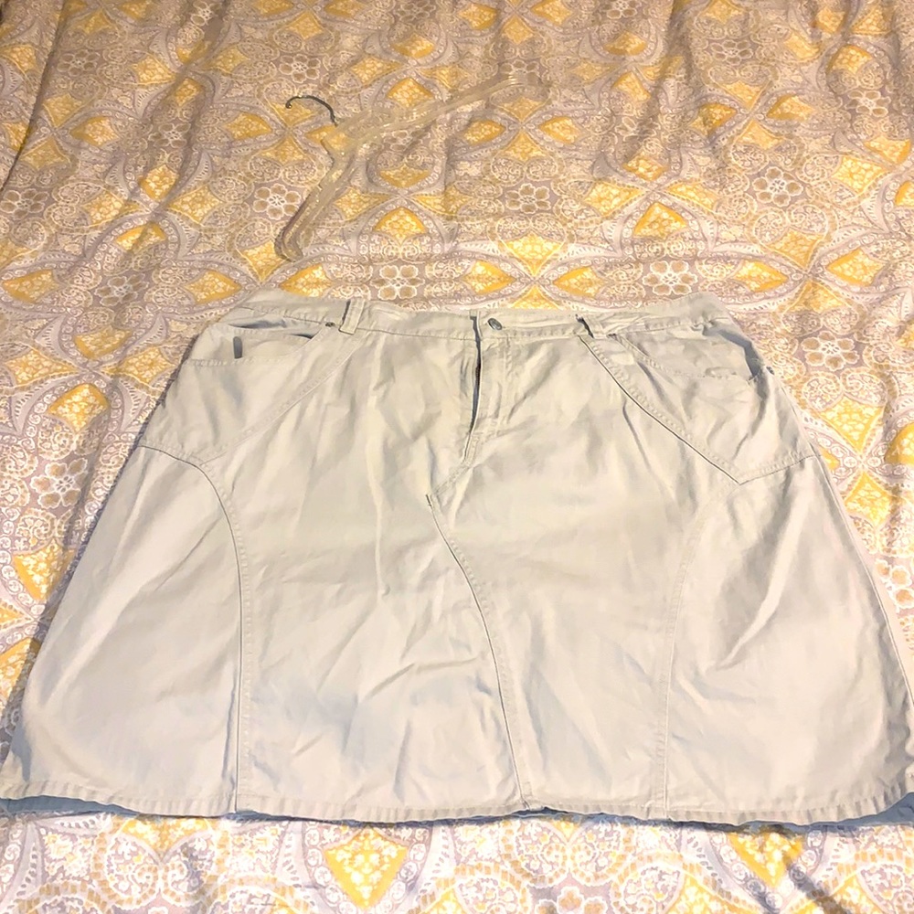 Gloria Vanderbilt tan skirt.